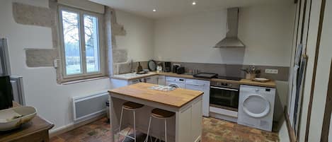 Réfrigérateur, four à micro-ondes, un four, lave-vaisselle