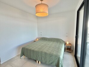 2 bedrooms, bed sheets