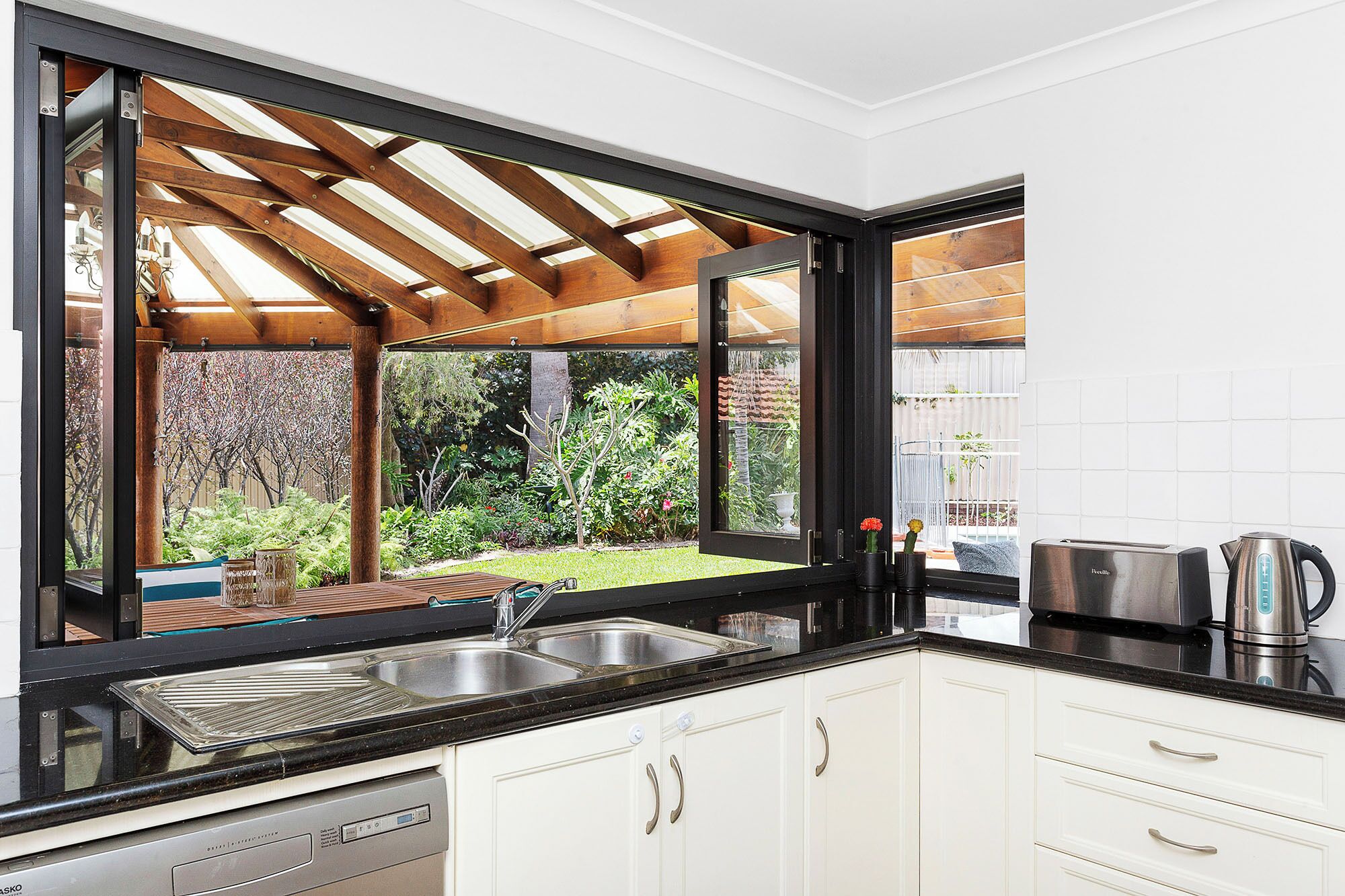 ثلاجة، ميكروويف، فرن، موقد طهي مسطح