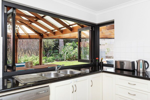 冷蔵庫、電子レンジ、オーブン、コンロ