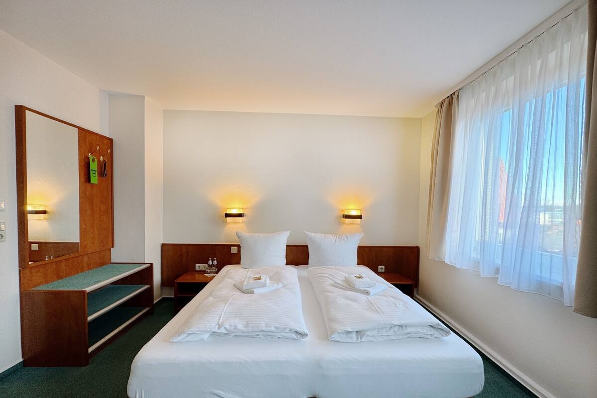 Hypo-allergenic bedding, blackout curtains, free WiFi, bed sheets