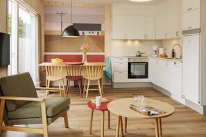 Comfort cottage, 3 slaapkamers | Privékeuken | Een koelkast, een magnetron, een oven, een kookplaat