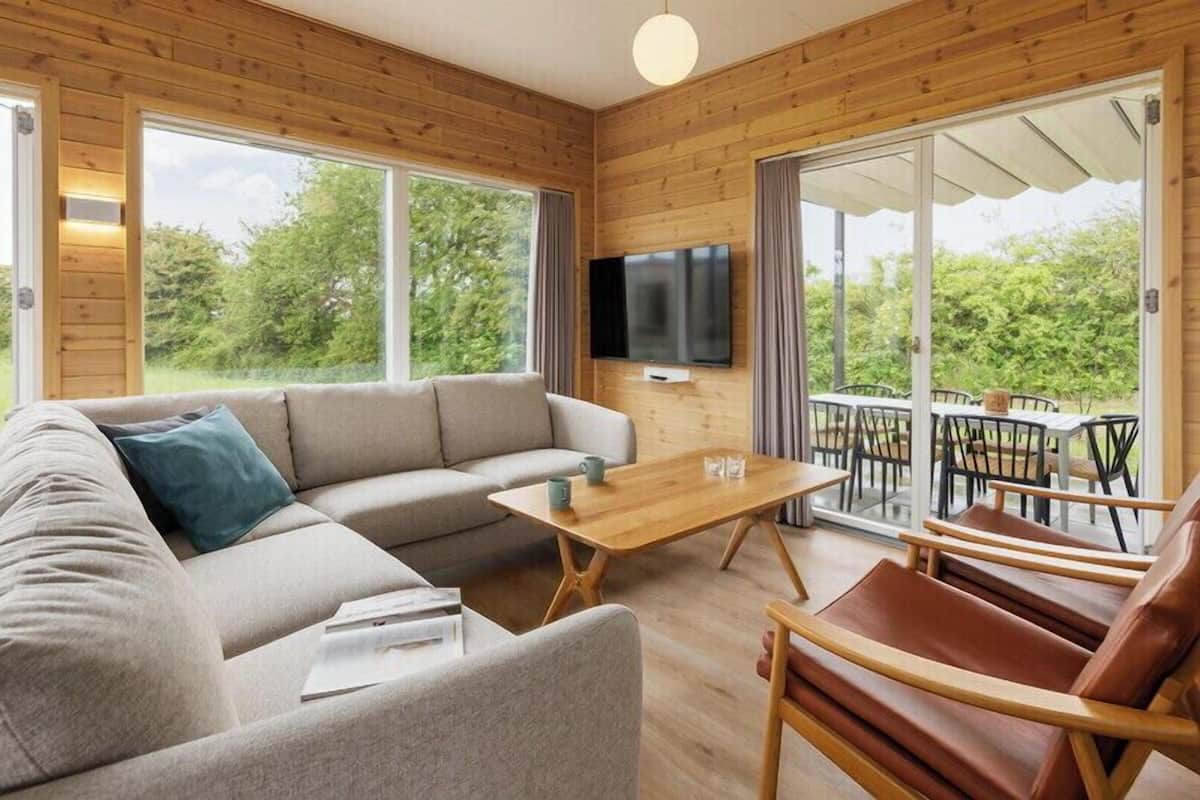 Deluxe Cottage, 4 Bedrooms (VIP) | 방음 설비, 무료 WiFi, 침대 시트
