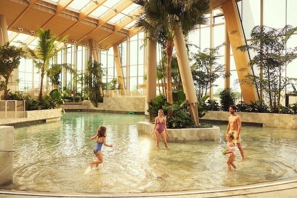 Udendørs pool, livreddere på stedet