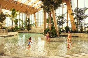 Una piscina al aire libre, guardavidas en la propiedad