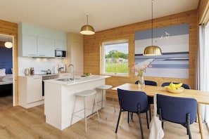 Deluxe Cottage, 1 Bedroom (VIP) | Eigene Küche | Kühlschrank, Mikrowelle, Ofen, Herdplatte