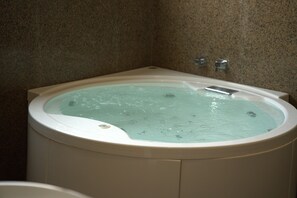 Familie villa | Badkamer | Een aparte badkuip en douche, gratis toiletartikelen, handdoeken, zeep