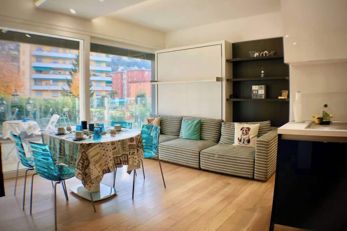 Deluxe appartement, balkon | Woonruimte | Een 32-inch flatscreentelevisie met satellietzenders