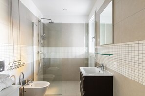 Comfort Condo, Balcony | Bathroom | Hair dryer, towels - Roggia Apartments 4, 5 & 7 (Lugano)