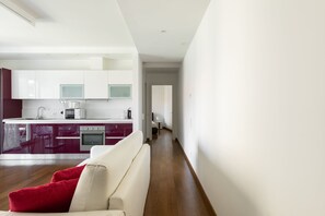 Leilighet – comfort, balkong | Oppholdsområde | En 32-tommers Flatskjerm-TV med Parabol-TV