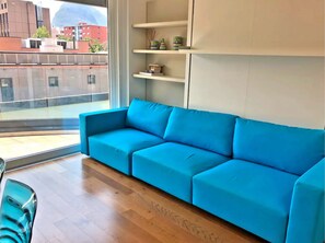 Leilighet – classic, balkong | Oppholdsområde | En 32-tommers Flatskjerm-TV med Parabol-TV