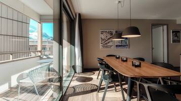 Condo Deluxe, balcón | Área de sala de estar | Televisión de pantalla plana de 32 pulgadas con canales vía satélite