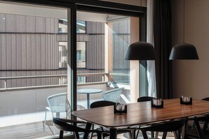 Deluxe-Apartment, Balkon | Wohnbereich
