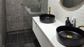 Dusj, hårføner, håndklær og såpe
