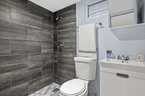 Handtücher, Seife, Toilettenpapier