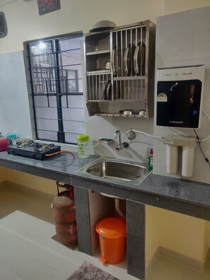 Oven, stovetop, electric kettle, cookware/dishes/utensils - Charming 2-bedroom apartment with fitness room, WiFi in Guwahati (Guwahati)