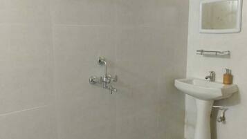 Douche, bidet, serviettes fournies, savon
