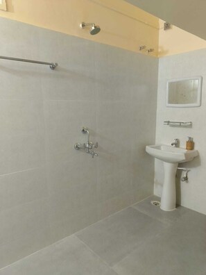 Regadera, bidet, toallas, jabón 