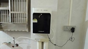 Eine Küche mit integriertem Wasserspender, Spüle und Mülleimer.