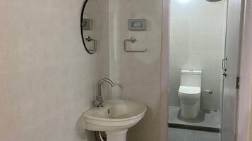 Chuveiro, bidê, toalhas de banho, sabonete