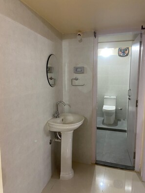 Douche, bidet, serviettes fournies, savon