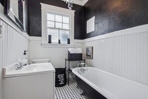 Séchoir à cheveux, serviettes fournies, savon, papier de toilette