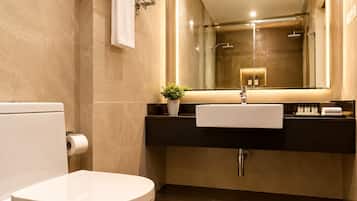 Un baño moderno con inodoro, lavabo y ducha.