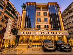 A hotel with a prominent entrance, multiple floors, and a well-lit facade. - Hotel Chariot Inn Patna (Patna)