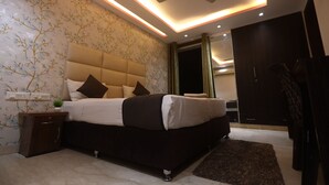 Una camera da letto moderna con un letto, un comodino e una ventola a soffitto.