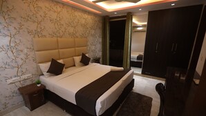 Una camera da letto moderna con un letto grande, un comodino, un armadio e una ventola a soffitto.