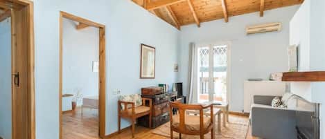 Apartament, 2 dormitoris, balcó | Sala d'estar | Televisor intel·ligent