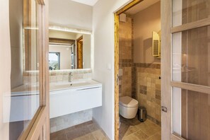 Douche, sèche-cheveux, serviettes fournies, papier toilette