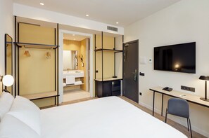Minibar, in-room safe, desk, laptop workspace - Sercotel Barcelona El Prat  (El Prat de Llobregat)