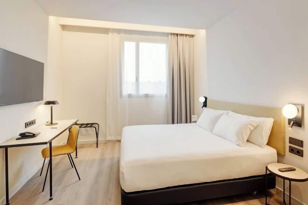 Minibar, caja de seguridad en la habitación y escritorio