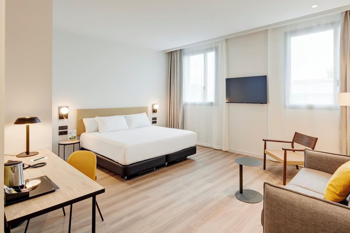 Suite – junior | Minibar, safe på rommet, skrivebord og skrivebord for bærbar PC