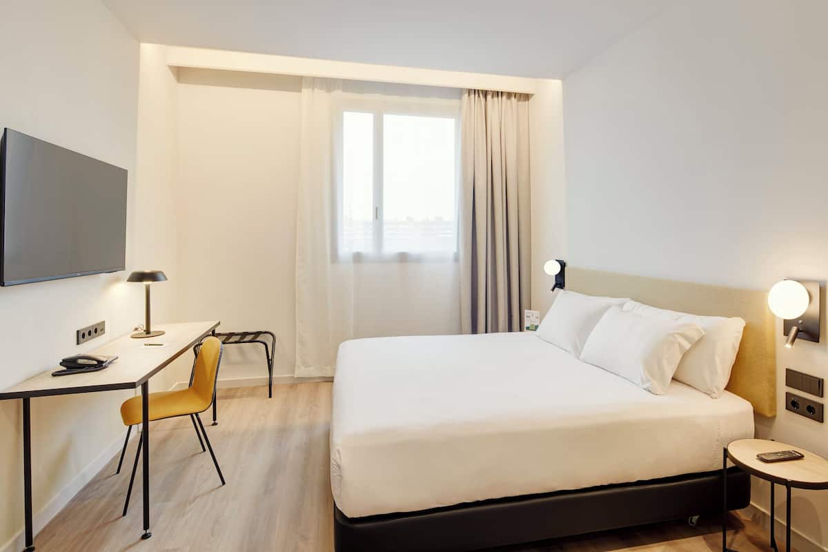 Minibar, két bảo mật tại phòng, bàn 