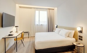 Family Room | Minibar, in-room safe, desk, laptop workspace - Sercotel Barcelona El Prat  (El Prat de Llobregat)