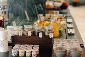 Petit déjeuner buffet (15.5 EUR par personne)