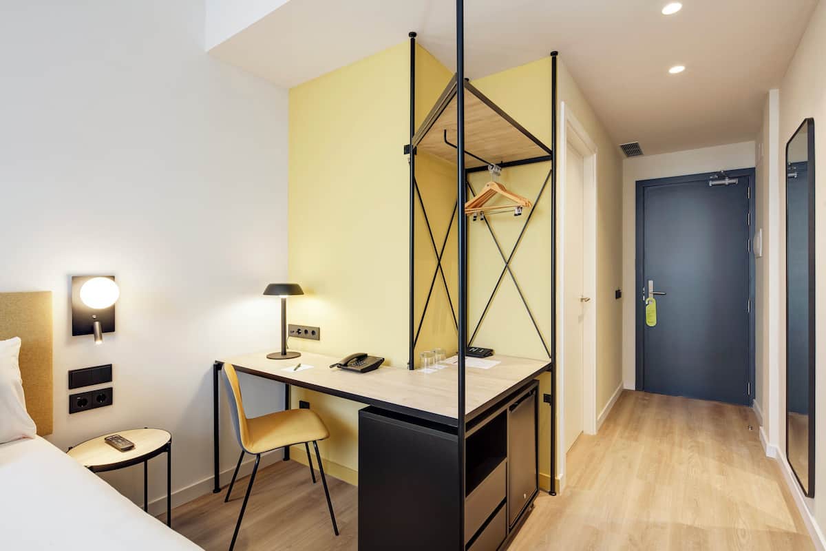 Minibar, két bảo mật tại phòng, bàn 