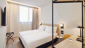 Minibar, caja de seguridad en la habitación y escritorio