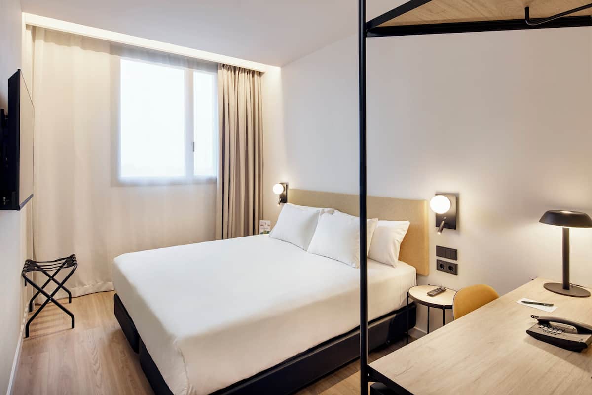 Phòng đôi phong cách cổ điển | Minibar, két bảo mật tại phòng, bàn 