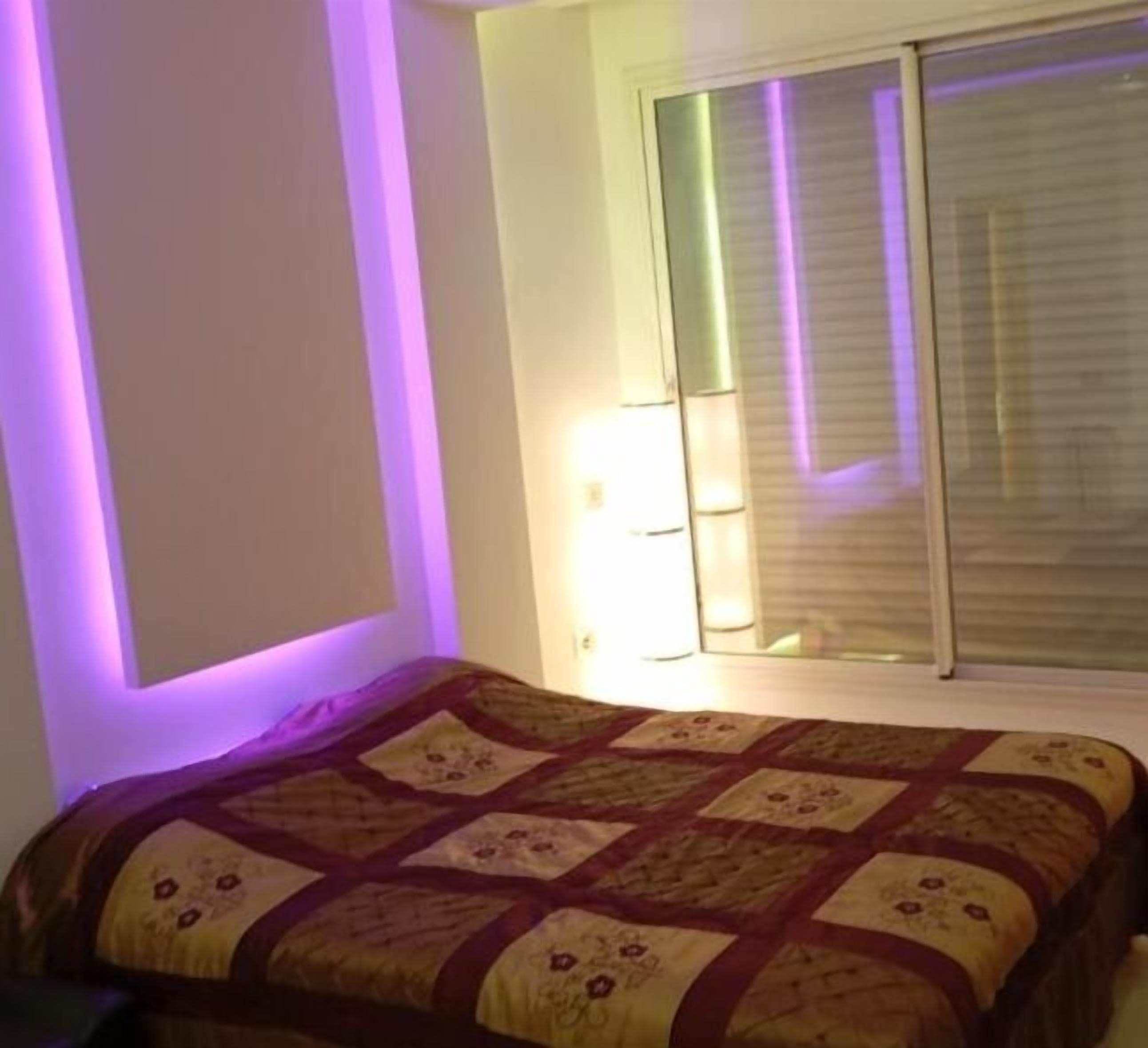 5 habitaciones, tabla de planchar con plancha, wifi y ropa de cama 