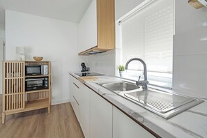 Køleskab, mikrobølgeovn, ovn, kogeplade