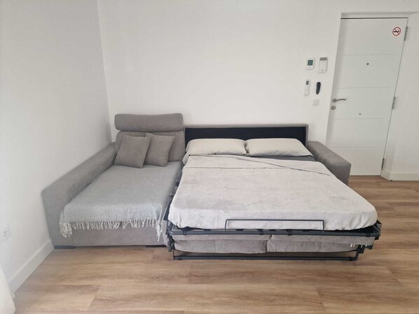 2 bedrooms, iron/ironing board, travel cot, free WiFi