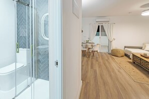 2 bedrooms, iron/ironing board, travel cot, free WiFi