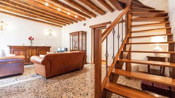 ์ํํธ | ๊ฑฐ์ค ๊ณต๊ฐ | ๋์งํธ ์ฑ๋ ์์ฒญ์ด ๊ฐ๋ฅํ 35์ธ์น TV