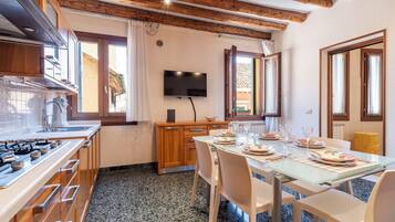 Apartment | Essbereich im Zimmer