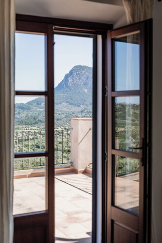 Beautiful 4 bedroom Finca with pool and stunning views 3km from Valldemossa