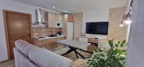 55-inch flat-screen TV with digital channels, streaming services - Cazorla Natura Apartamentos Turísticos (La Iruela)