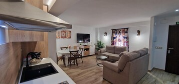 Apartamento Cazorla Natura 2 | Zona de estar | Televisión de pantalla plana de 55 pulgadas con canales digitales